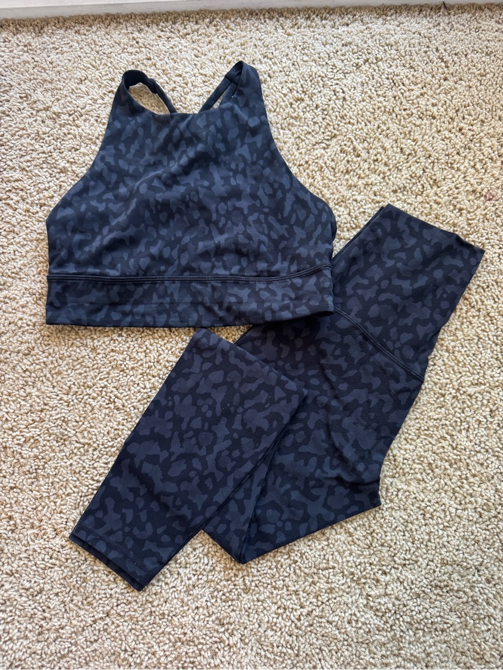 Lululemon High-Neck coal/Black camo Sports Bra (sz8) and Legging (sz6) set